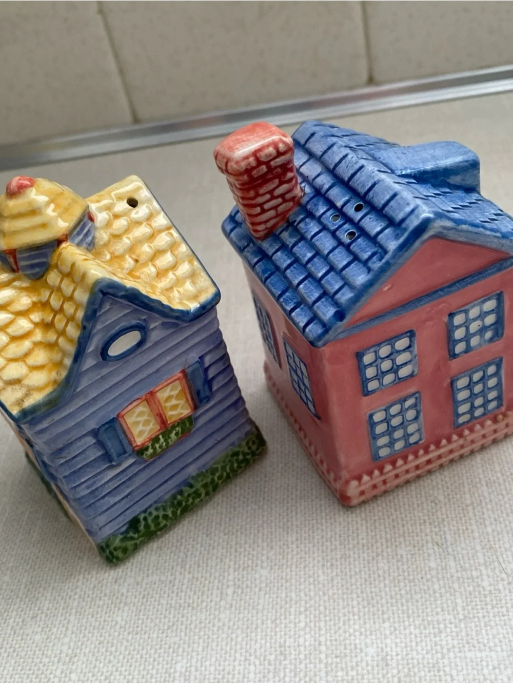 Avon VTG Cottage Collection House Salt and Pepper Shakers Set – 1997 Ceramic